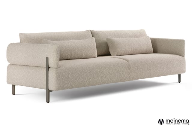Grijsbeige loungebank met cilindervormige armleuningen, twee kussens op zitting en metalen poten.
