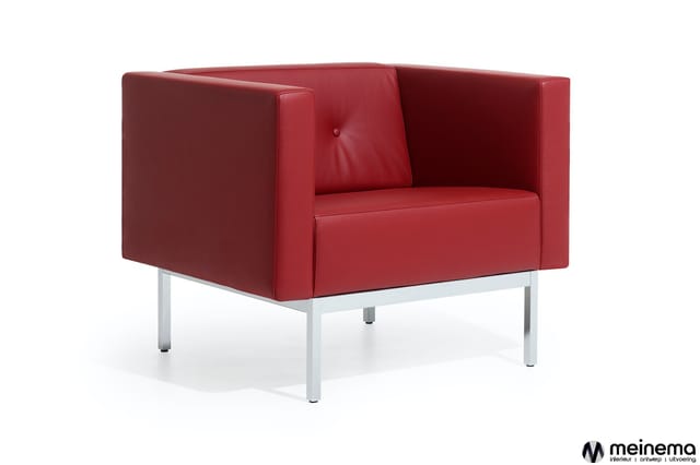 Rode fauteuil met hoge armleuningen en rug, zitting voorzien van kussen, gealuminiseerd metalen onderstel, op witte achtergro
