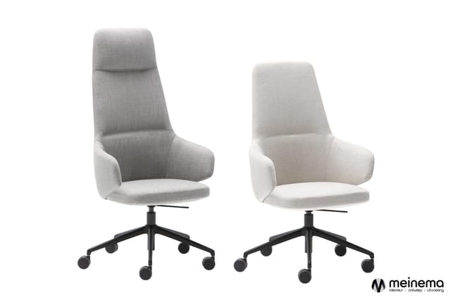 Twee grijze bureaustoel varianten met zwart onderstel op wielen, verschillende rughooften, meinema-logo onderin rechts.