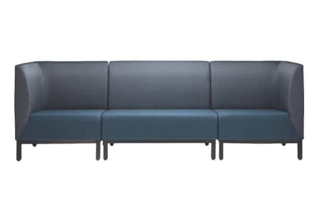 Grijze drie-zits sofa met hoge rugleuning en donkere poten, modulair ontwerp met afzonderlijke zitgedeelten.