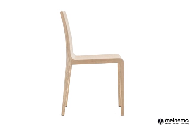 Houten stoel met gebogen rugleuning en rechthoekig zitvlak, zijprofiel tegen witte achtergrond.