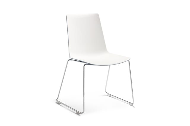Witte kunststof stoel op grijs metalen sled-frame, vooraanzicht tegen witte achtergrond.