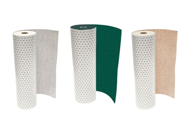 Drie rollen akoestisch materiaal: twee met grijs patroon en beige/grijze achterkant, één met grijs patroon en groene achterka
