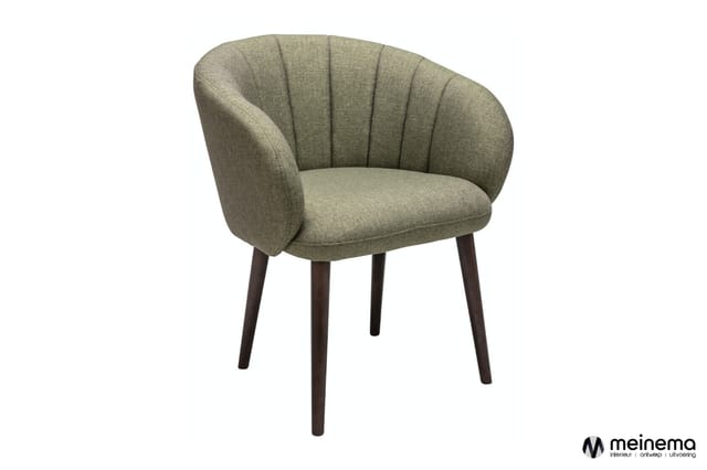 Groene stofstoel met geplooide rugleuning, donkerbruin houten poten, op witte achtergrond.