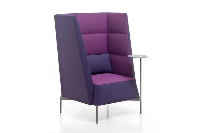 Paarse design fauteuil met hoge rug, roze zitting, metalen frame en bijzettafel, tegen witte achtergrond.