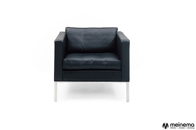 Zwarte leren fauteuil met vierkante vorm en zilverkleurige metalen poten, frontaal gefotografeerd tegen witte achtergrond.