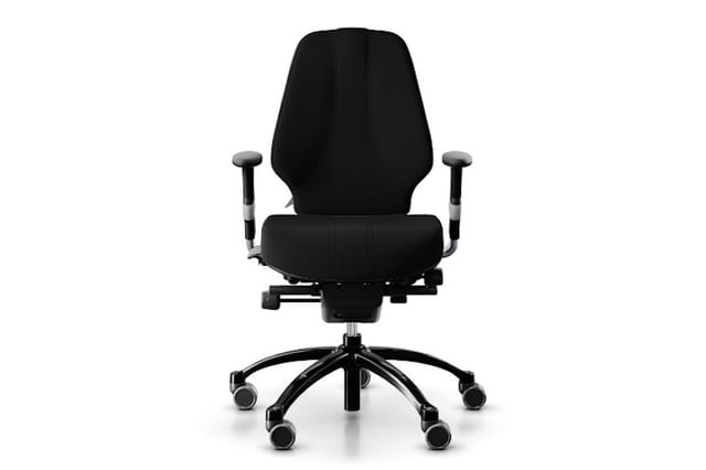 Zwarte ergonomische bureaustoel met hoge rugleuning, verstelbare armleuningen en zitdiepteverstelling op zwart kruisvoetonder