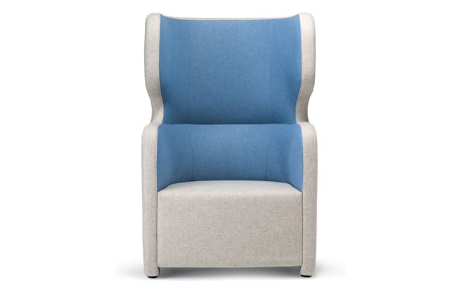 Leunstoel met blauwe rugkussens en armleuningen, zitting en poten in beige stof.