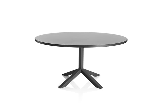 Ronde vergadertafel met grijs blad en zwart stalen kruispoot onderstel op witte achtergrond.