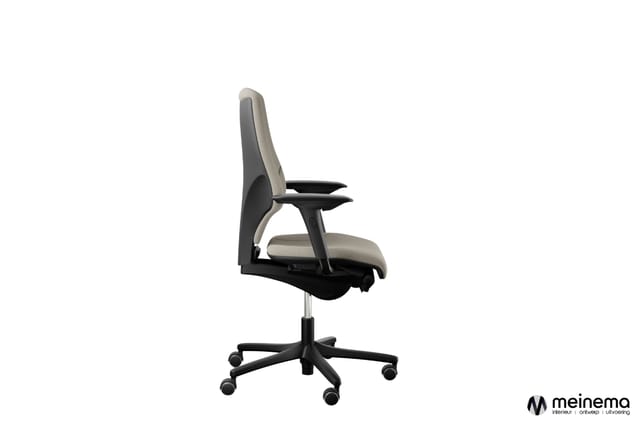 Ergonomische bureaustoel met grijze stoffering en zwarte details, verstelbare armleuningen, gasveer en zwart kruisvoet onders