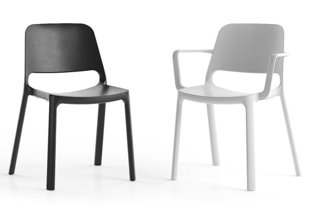 Twee moderne kunststoffen stoelen: links zwarte stoel zonder armleuningen, rechts witte stoel met armleuningen.