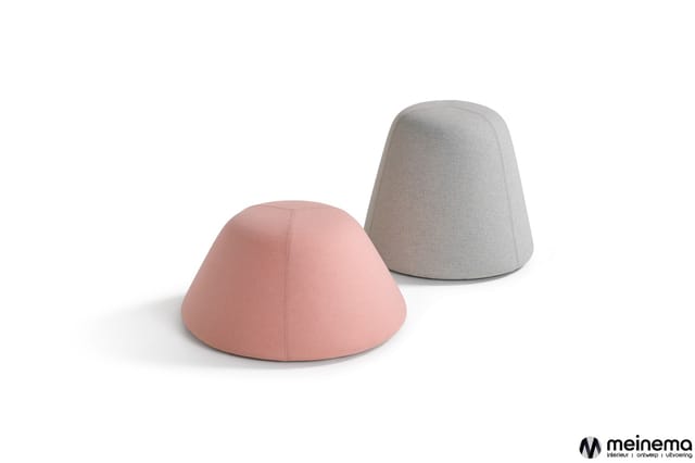 Twee conische poef-achtige zitobjecten: één roze en één grijs, beide met gestoffeerde bekleding op witte achtergrond.