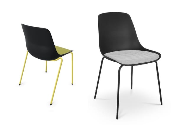 Twee moderne stoelen: links zwarte kunststof zitting op geel metalen frame, rechts zwarte kunststof zitting met grijs stoffen