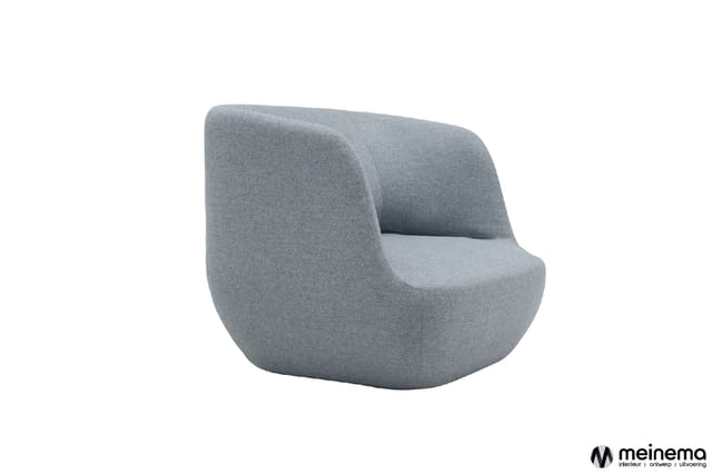 Grijze ronde fauteuil met gestoffeerde zitting en gebogen rugleuning, geïsoleerd tegen witte achtergrond.