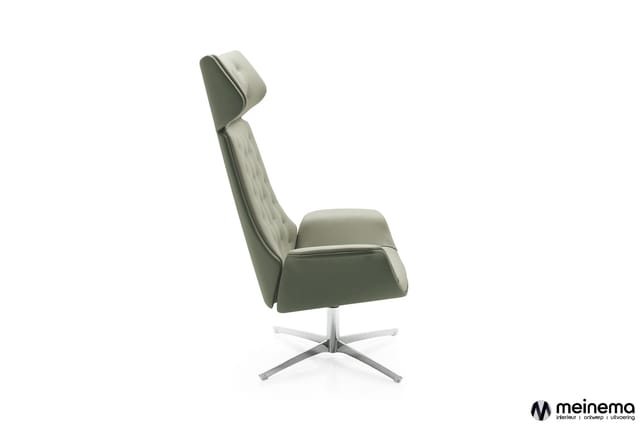 Moderne loungestoel in grijs-groen met hoge rugsteun, ergonomische zitting en zilveren voetkruis, zijprofiel tegen witte acht