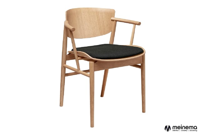 Houten stoel met armleuningen, gebogen rugleuning en zwart gestoffeerde zitting tegen witte achtergrond.