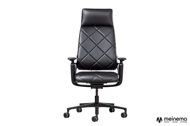 Zwarte ergonomische bureaustoel met quilted lederen bekleding, hoge rugleuning, verstelbare armleuningen en wielbasis op witt