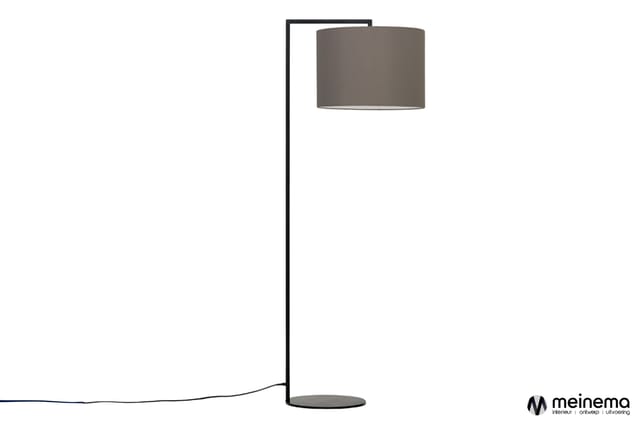 Staande lamp met zwart stalen frame en grijze cilindervormige stoffen kap.