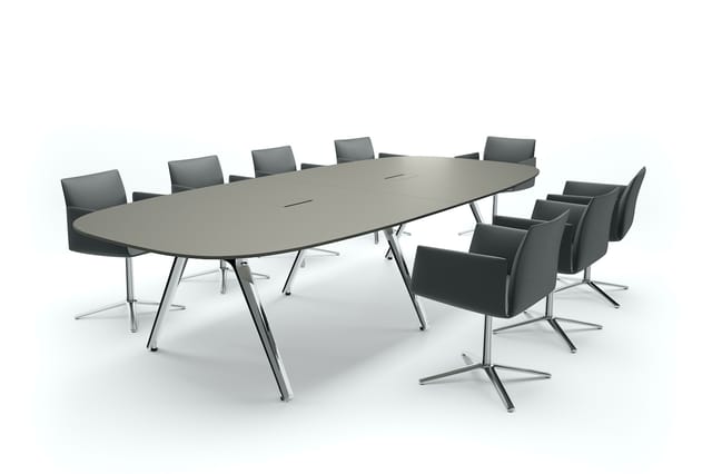 Moderne vergadertafel met grijsgroen blad en zilveren poten, omgeven door grijze kantoorstoel met armleuningen.
