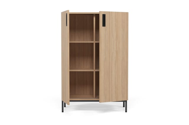 Houten kast met deuren in natuurtint, twee verstelbare legplanken, zwarte metalen poten, deur open.