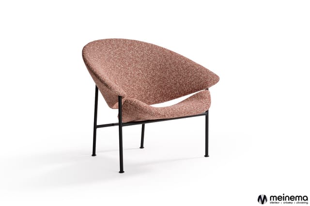 Roze melange fauteuil met gebogen rugleuning en zwart metalen frame op witte achtergrond.