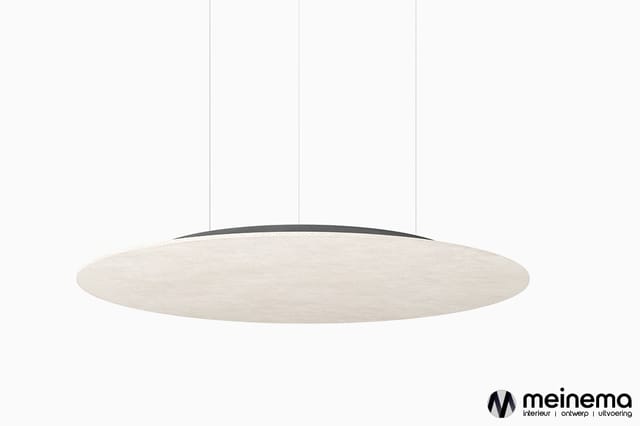 Ronde hangende plafondlamp met beige stofkap en donkergrijze bovenrand, opgehangen aan drie dunne draden.