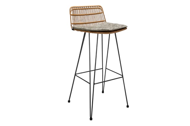 Rattan barstoel met grijze zitting, zwarte metalen poten en voetsteun op witte achtergrond.