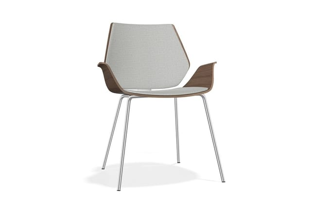 Moderne stoel met grijze stofbekleding, gebogen houten armleggers en zilveren metalen poten.