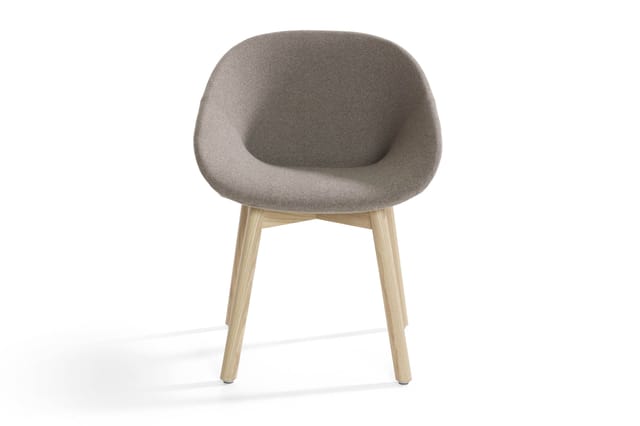 Grijze stoel met afgeronde rugleuning, houten poten in natuurlijke houtkleur, voorkant tegen witte achtergrond.