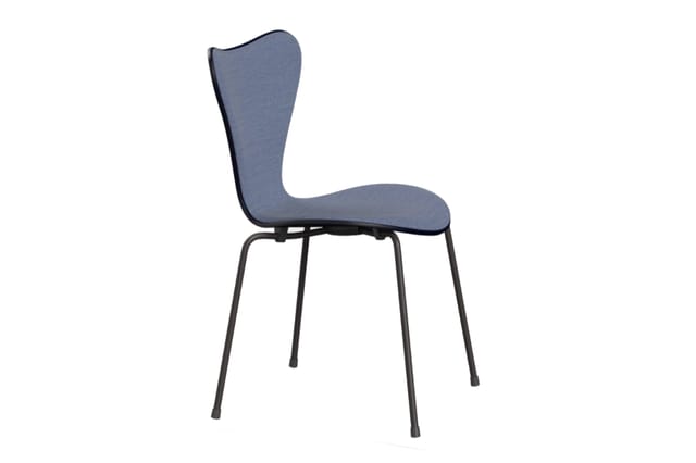 Blauwe stoel met ergonomische rugleuning en zwart metalen onderstel op vier poten.