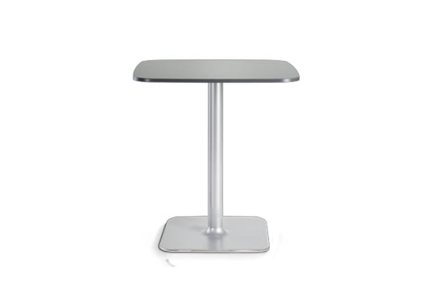 Moderne bijzettafel met zwart rechthoekig blad en zilverkleurige ronde zuil op vierkant voetstuk.