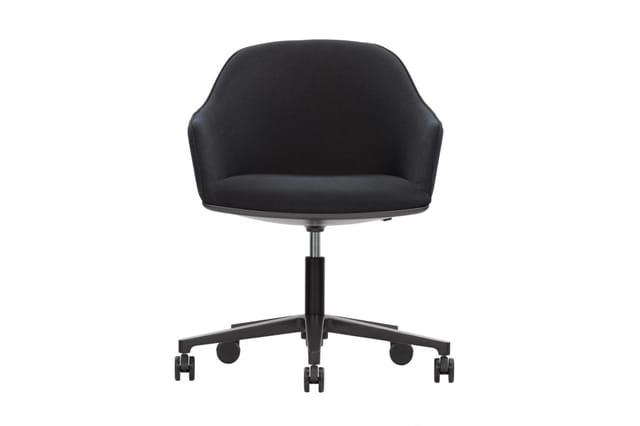 Zwarte bureausstoel met wieltjes, ergonomische rugleuning en zwart onderstel op witte achtergrond.