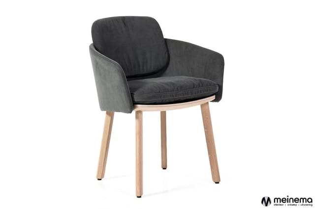 Grijze stoel met zwart kussen, houten poten in natuurlijke kleur, armleunigen, moderne vormgeving tegen witte achtergrond.