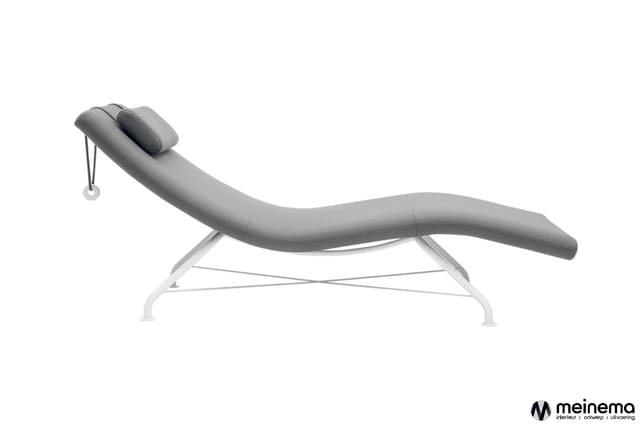 Grijze chaise longue met ergonomische zitting, hoofdsteun en metalen onderstel op wit achtergrond.