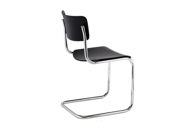 Zwarte kantoorstoel met chromen buisvormig frame en sledepoten, minimalistische zitting en rugleuning.