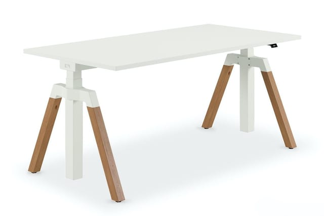 Wit rechthoekig bureau op wit onderstel met houten trapeziumvormige poten in naturel hout.