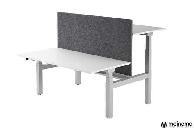 Elektrisch verstelbaar bureau wit blad met grijze akoestische scherm en grijs onderstel in kantoorruimte.