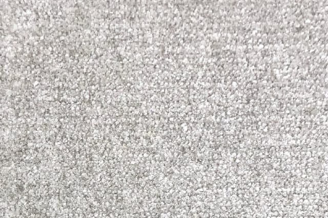 Grijze akoestische wandbekleding met fijne, poreuze textuur voor geluidsdemping in kantoorruimtes.