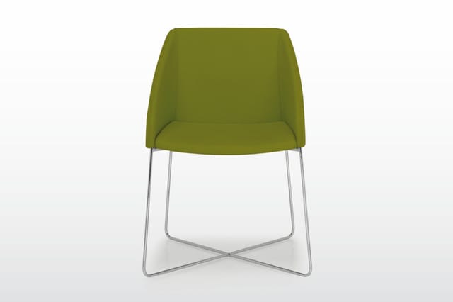 Groene stoel met gebobbelde zitting en rugleuning, chromen sledepoten in X-vorm.