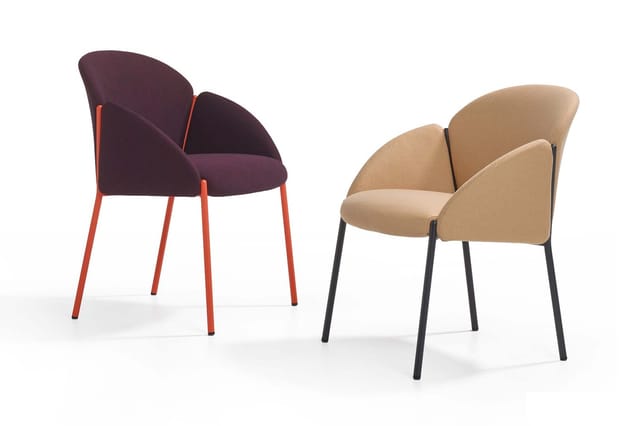 Twee moderne stoelen met geboorde rugleuning: één paars met rood metalen frame, één beige met zwart metaal frame.