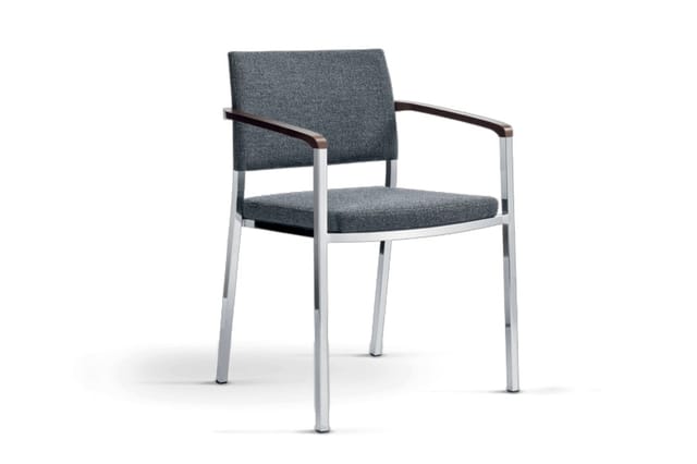 Grijze kantoorstoel met armleuningen, zilveren aluminium frame en zwarte armpalen, geïsoleerd tegen witte achtergrond.