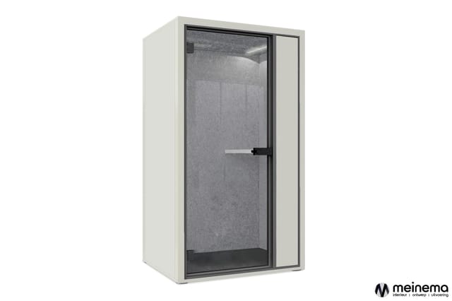 Witte geluidswerende telefooncel met grijze akoestische binnenzijde, open deur en licht, merk Meinemo.