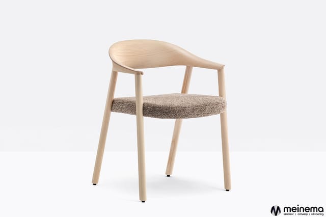 Houten stoel met gebogen rugleuning en grijsbruin gestoffeerde zitting op witte achtergrond.