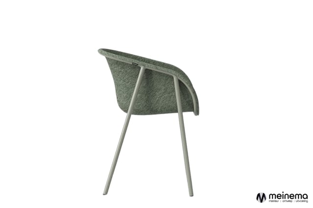 Grijsgroene stoel met gestoffeerde rugleuning van vilt, grijs metalen frame, zonder armleuningen, tegen witte achtergrond.