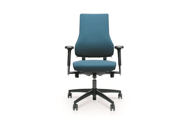 Blauwe bureaustoel met ergonomische rugsteun, zwarte armleuningen en vijfpunts onderstel op wieltjes, vooraanzicht.