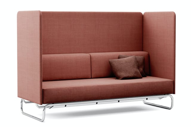 Roze-rode loungebank met hoge zijwanden en rugsteun, twee kussens, bruine decoratieve kussens, chroom frame, zitbank tegen wi