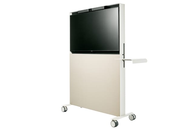Mobiel whiteboard met beeldscherm, wit frame, beige paneel, zwenkwielen, op neutrale achtergrond.