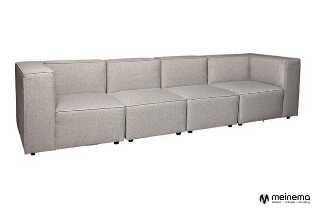 Grijze modulaire bank met zes zitdelen en armleuningen, zandkleurige bekleding, zwarte voetjes, vrijstaande opstelling.