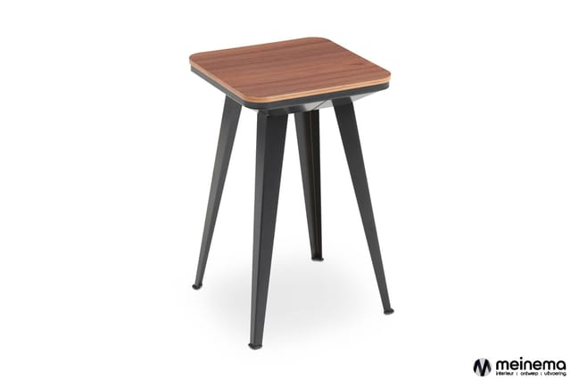 Hoge bartafel met vierkant walnoothouten blad en zwart metalen onderstel met vier schuine poten.