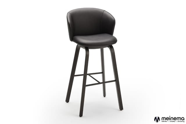 Zwarte barkruk met gevoerd zit- en ruggedeelte, donkergrijs houten frame en voetsteun, op witte achtergrond.